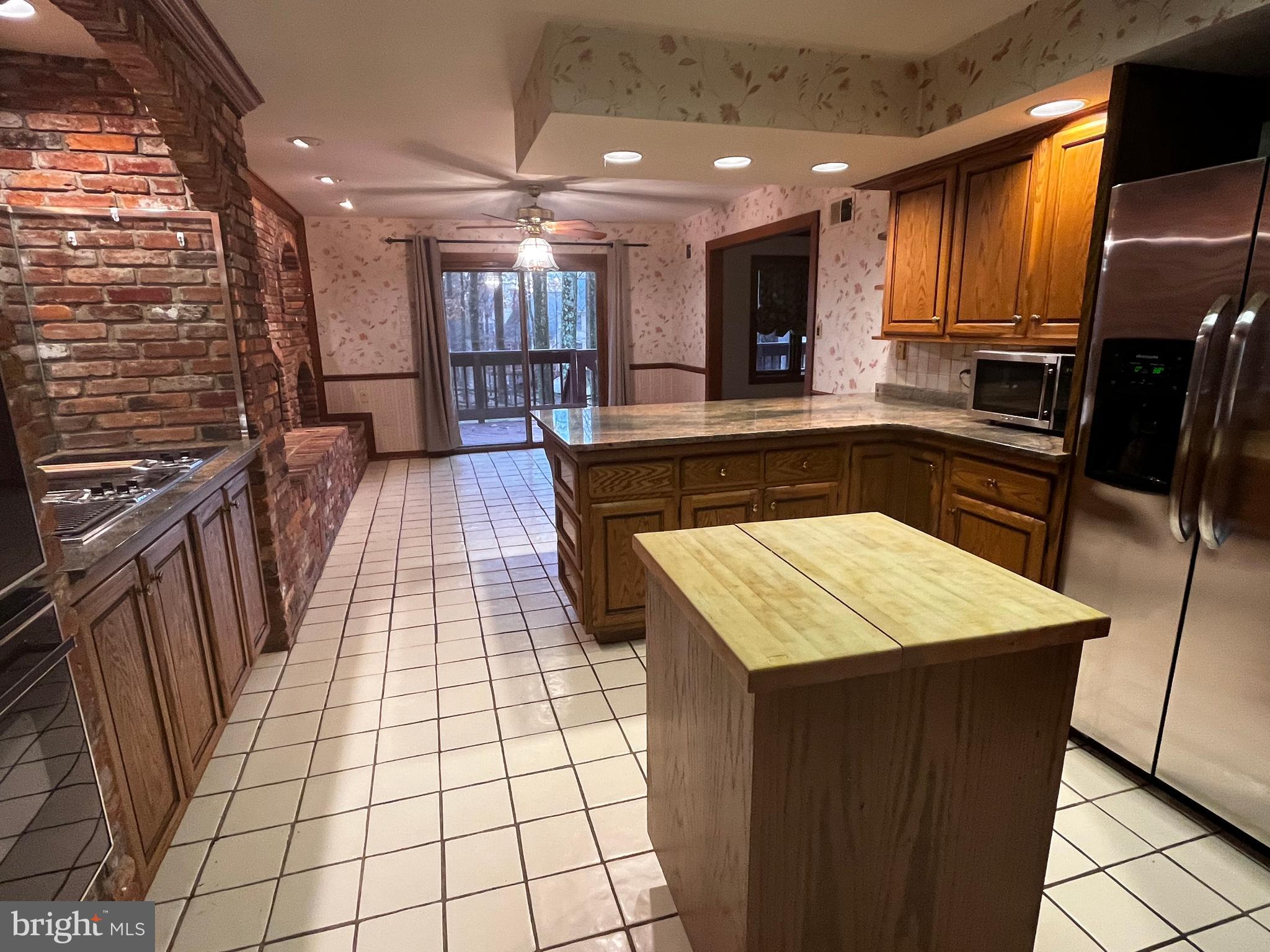 10 Redgate Court Silver Spring, MD 20905 - Photo 3 of 49 Tile, granite, brick