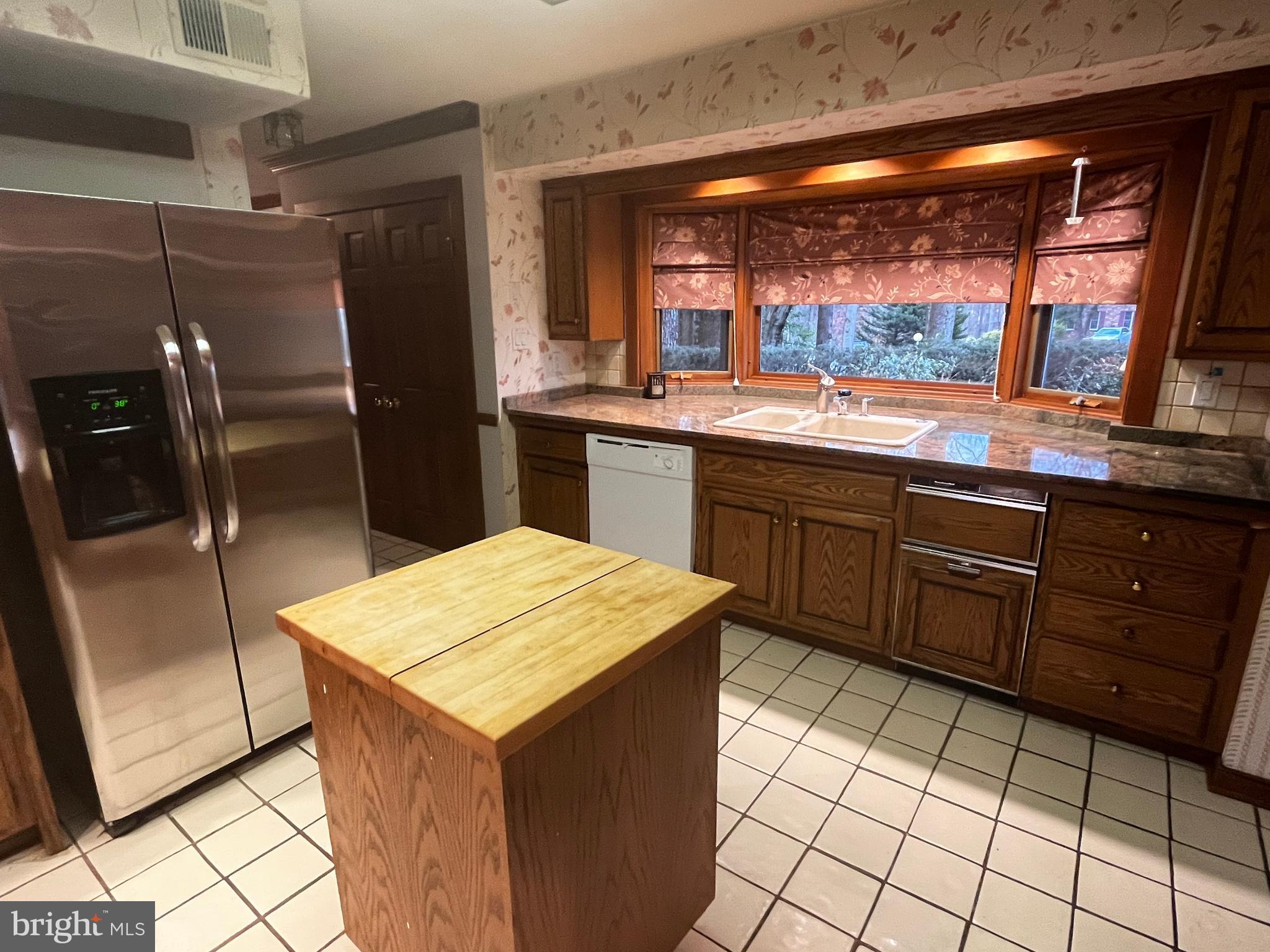 10 Redgate Court Silver Spring, MD 20905 - Photo 4 of 49 Large eat-in kitchen