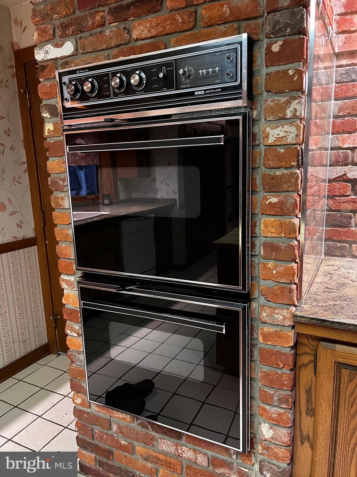 10 Redgate Court Silver Spring, MD 20905 - Photo 8 of 49 Built-in double oven