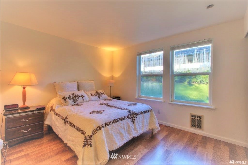 833 Southwest Sunset Boulevard, Unit E22 Renton, WA 98057 - Photo 5 of 18 a bedroom with a bed and a window