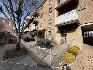 a view of a house with backyard
