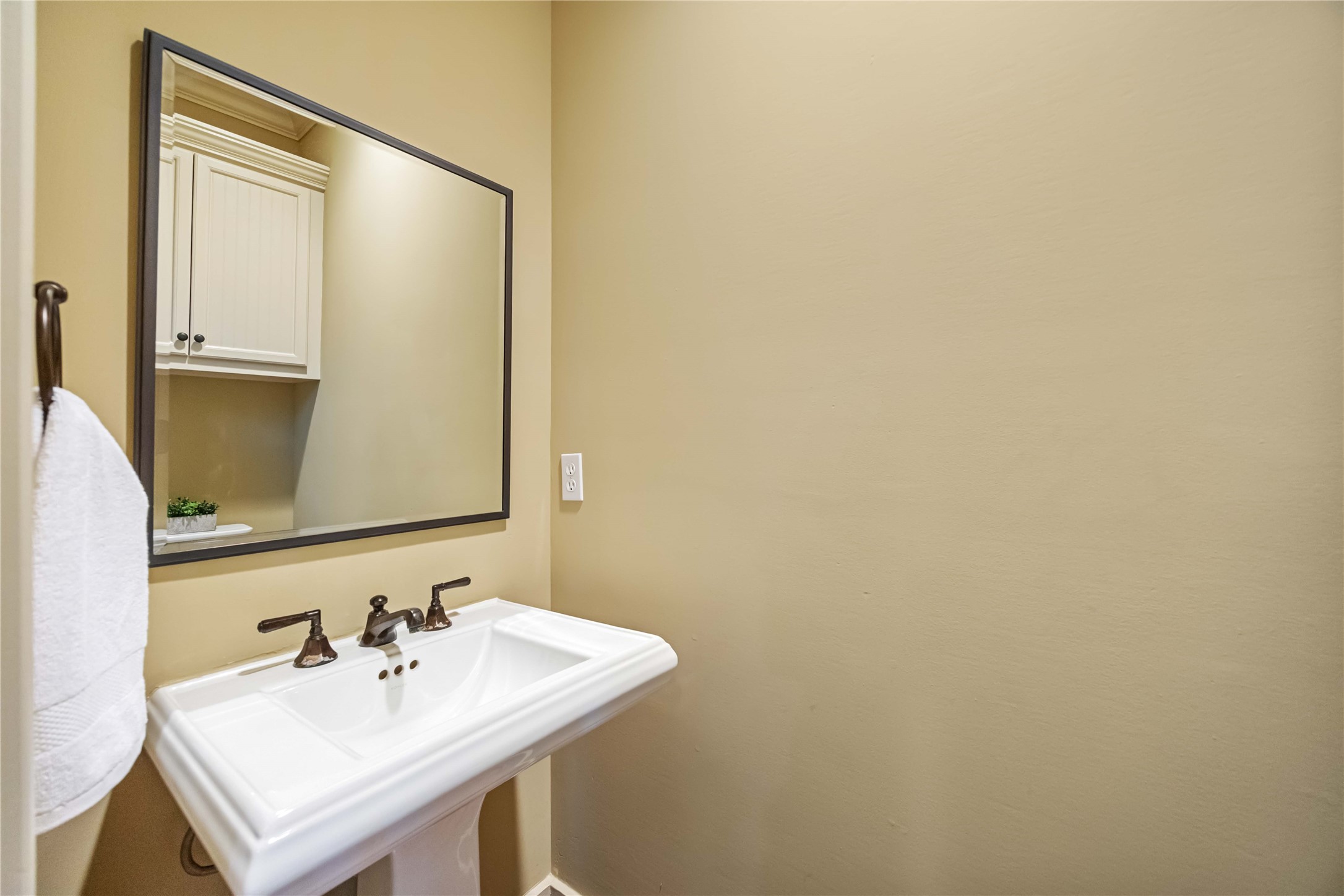 3541 Michaux Street Houston, TX 77009 - Photo 14 of 32 Half bath on first floor so your guests never have to see how you keep your bathroom.
