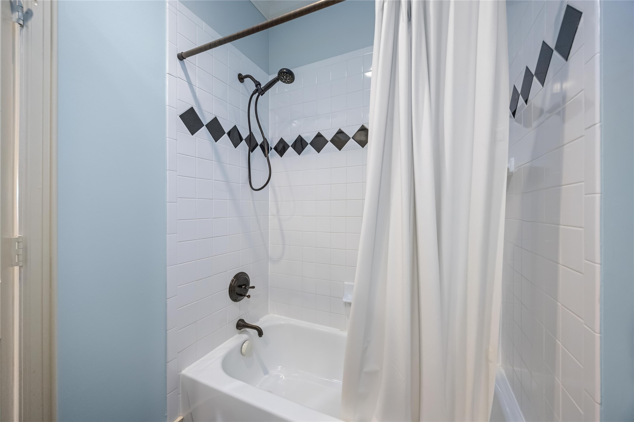 3541 Michaux Street Houston, TX 77009 - Photo 17 of 32 Secondary bath on first floor