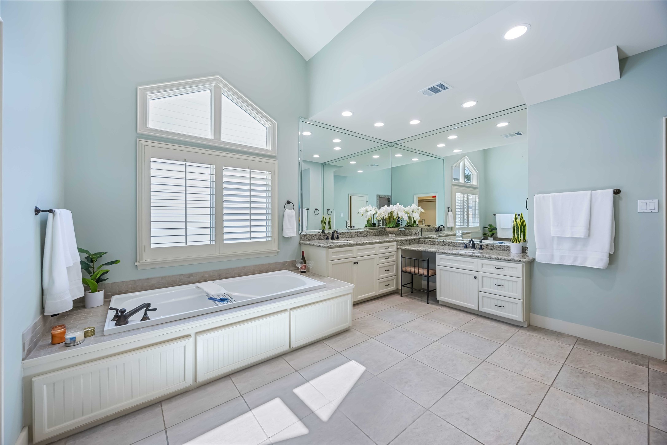 3541 Michaux Street Houston, TX 77009 - Photo 22 of 32 Spa like primary bath flooded with natural light.