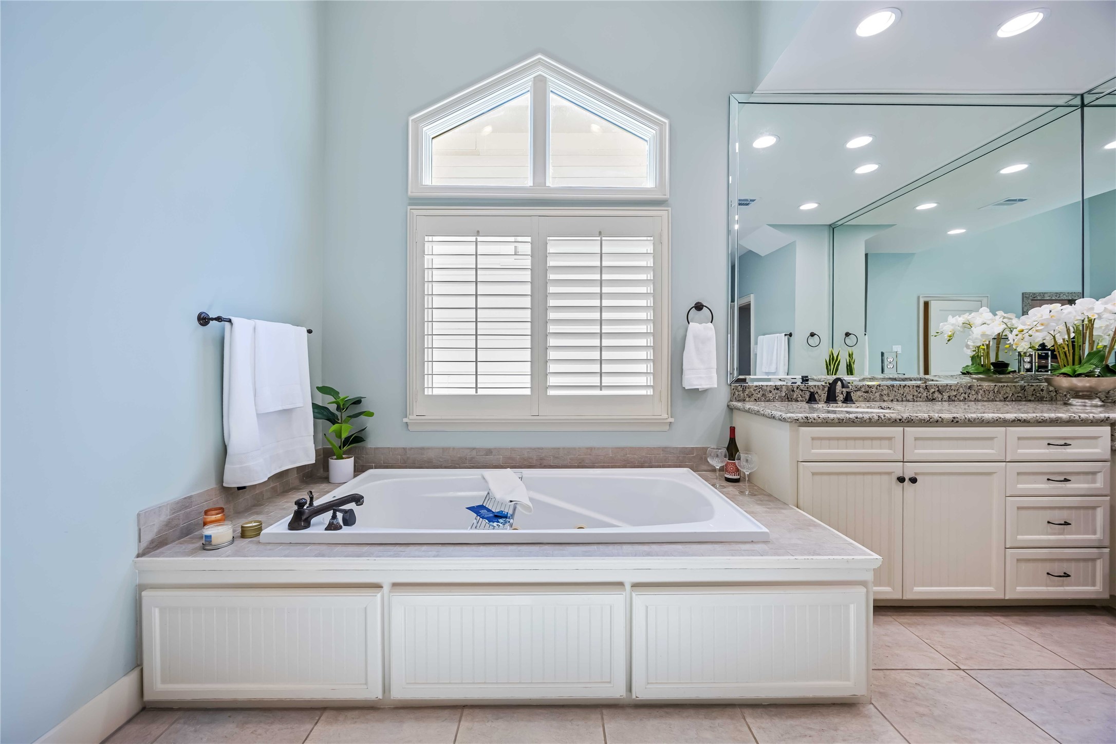 3541 Michaux Street Houston, TX 77009 - Photo 23 of 32 Oversized tub