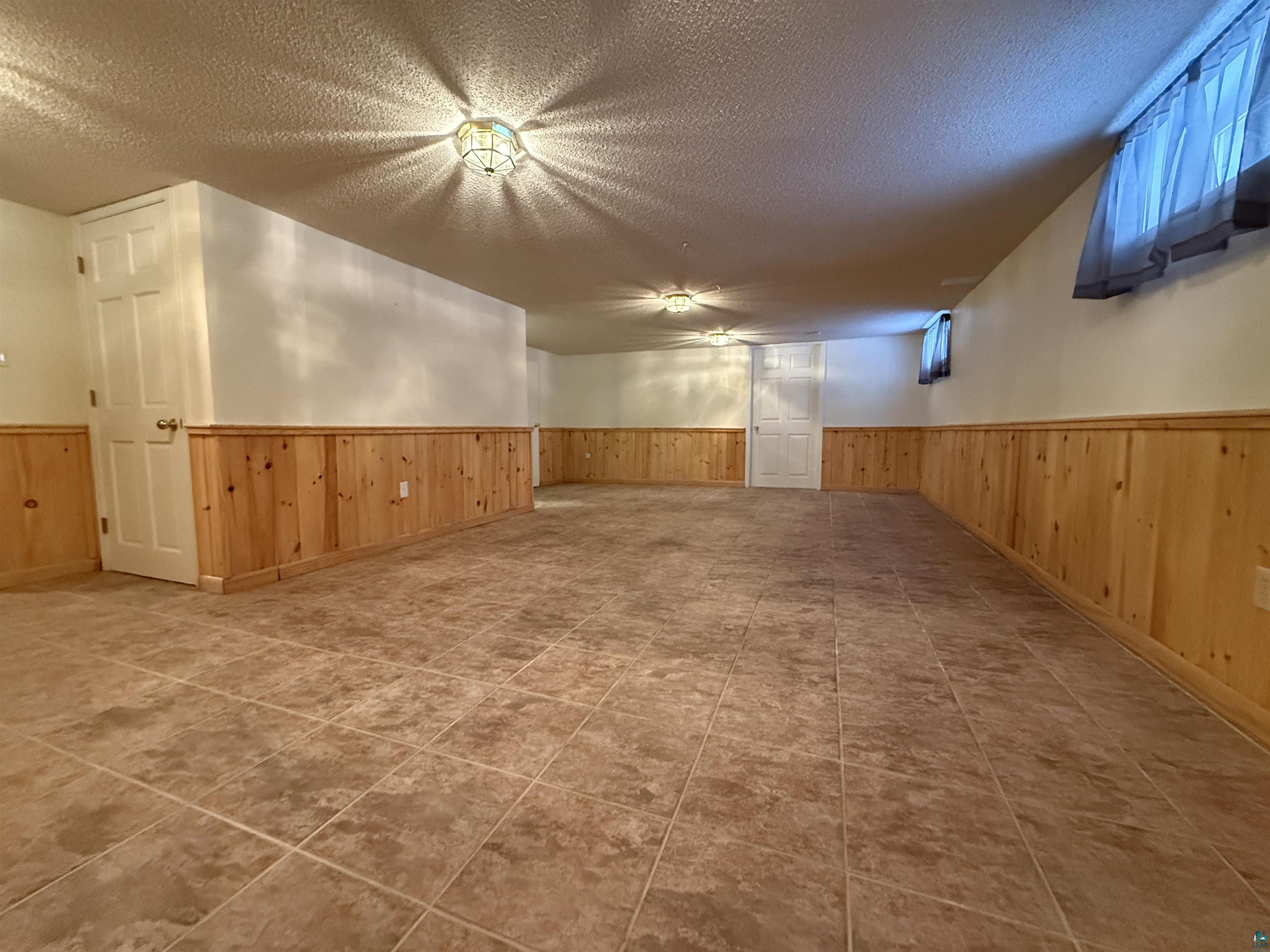 1321 South 13th Street Virginia, MN 55792 - Photo 21 of 33 Finished below grade area with a textured ceiling and a wainscoted wall