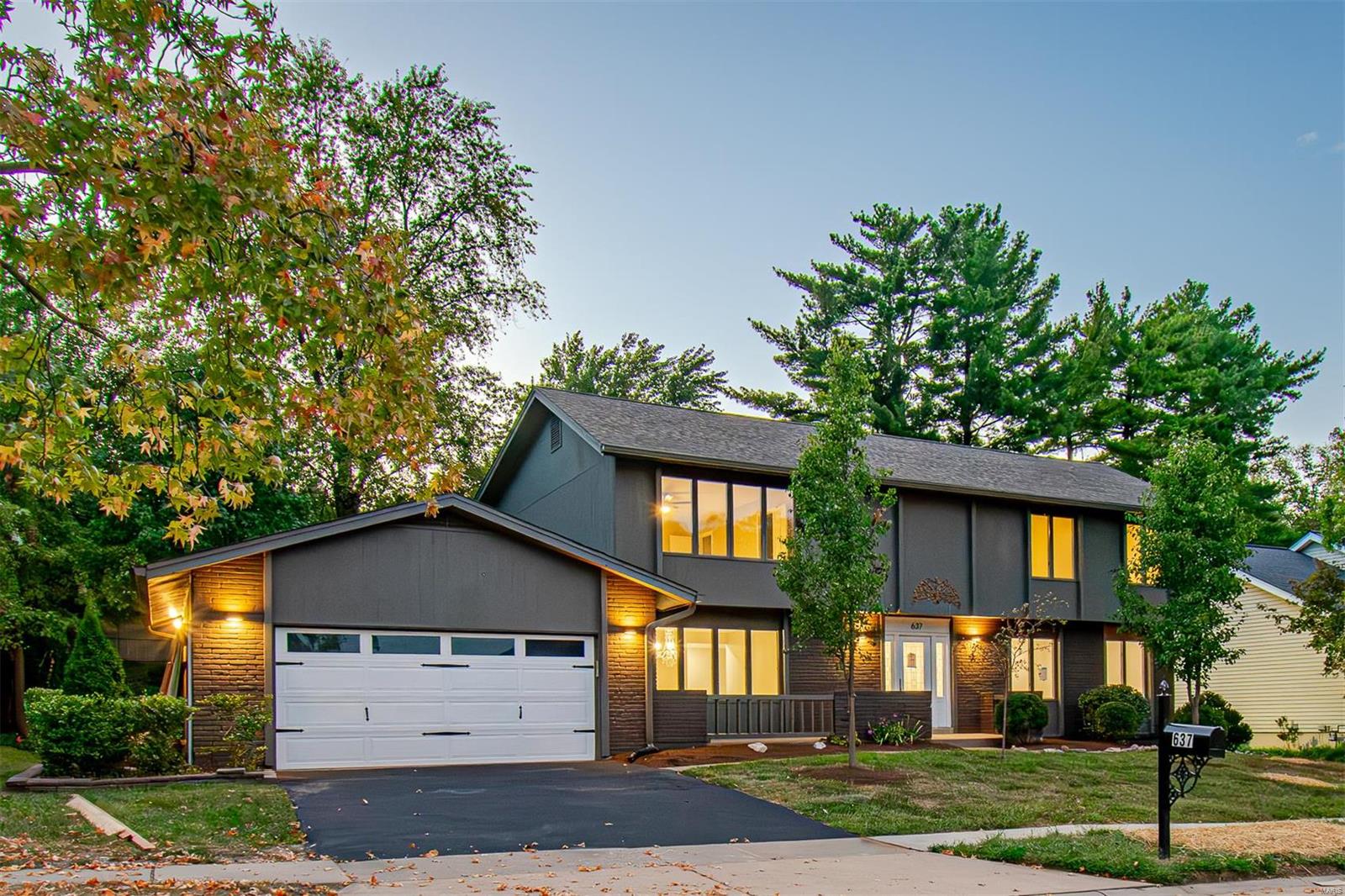 637 Clovertrail Drive Chesterfield, MO 63017 - Photo 2 of 90