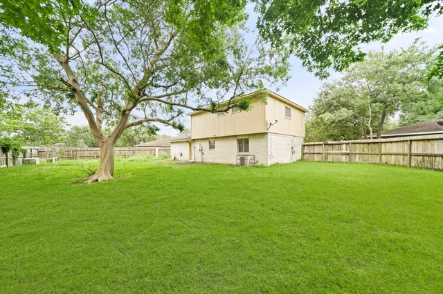 a view of a house with backyard and garden