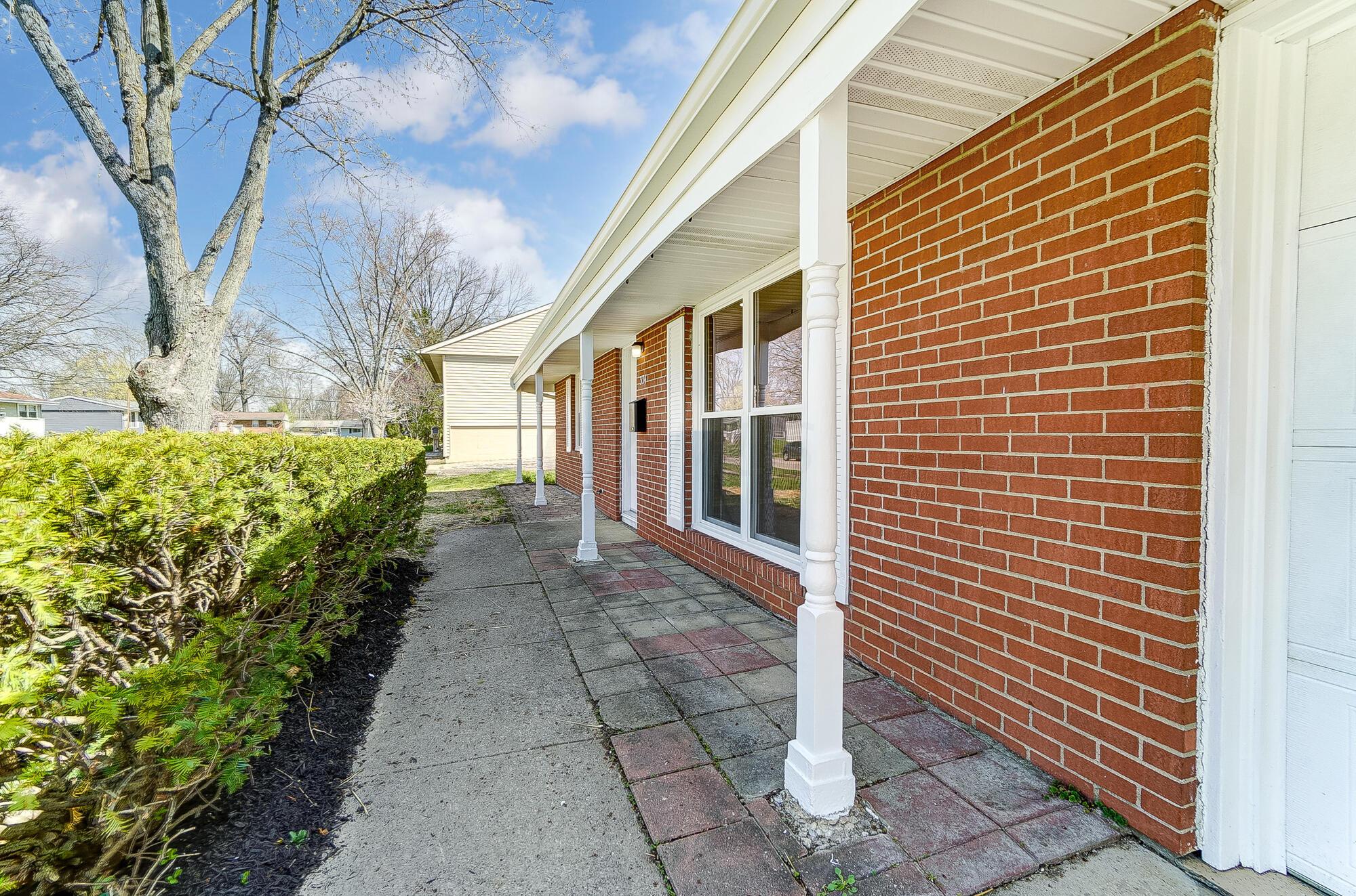 334 Regents Road Gahanna, OH 43230 - Photo 2 of 29 005