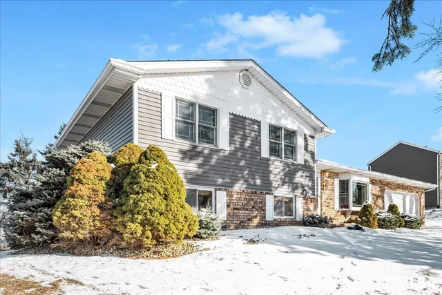 $329,000 | 12 Lakeview Drive, Groveland, IL 61535