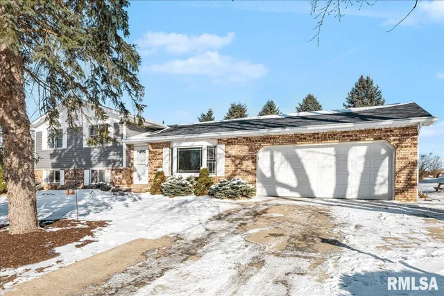 $329,000 | 12 Lakeview Drive, Groveland, IL 61535