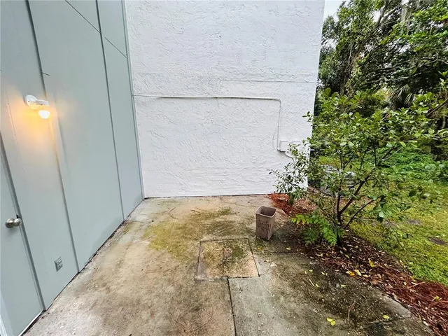 a view of back yard of the house