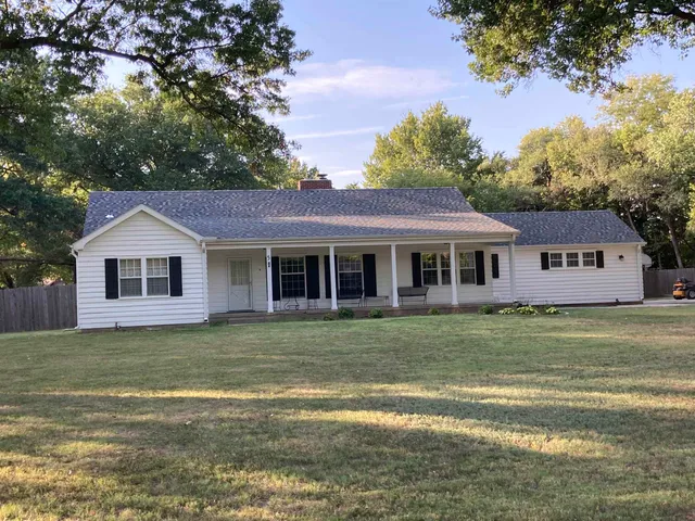 $327,500 | 5 Circle Drive, Newton, KS 67114