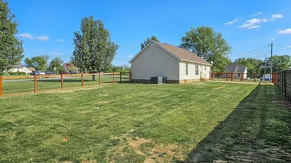 a view of a backyard