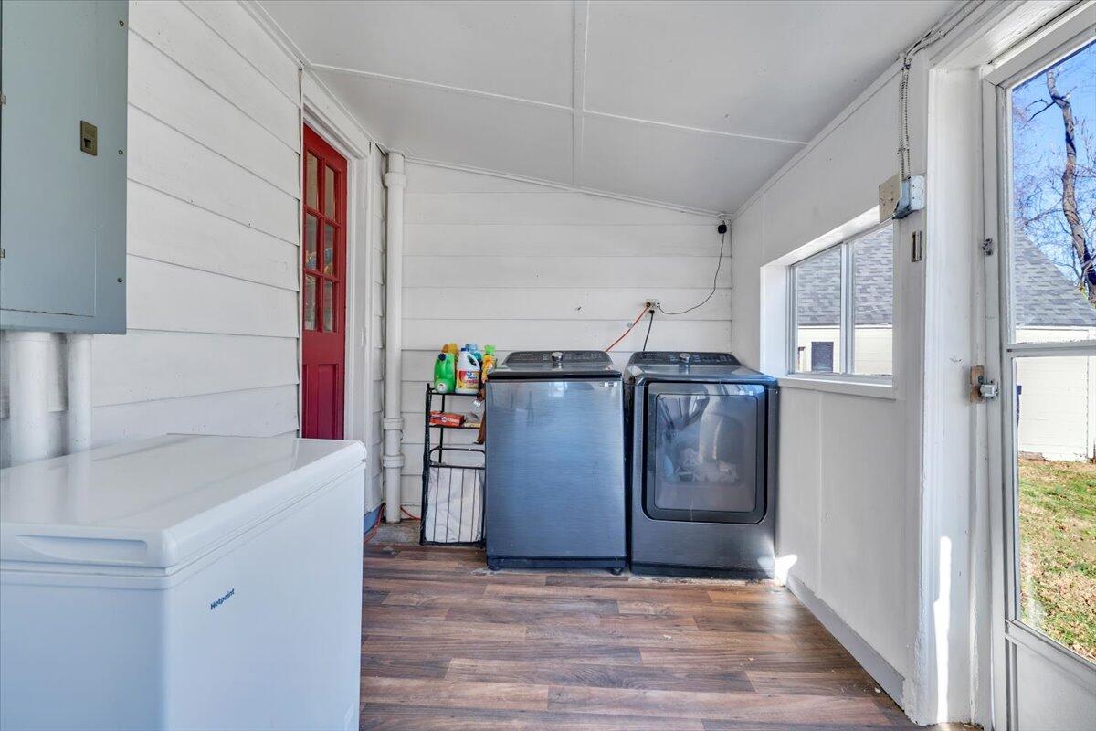1319 Liberty Road Northeast Roanoke, VA 24012 - Photo 15 of 36 a utility room with washer and dryer
