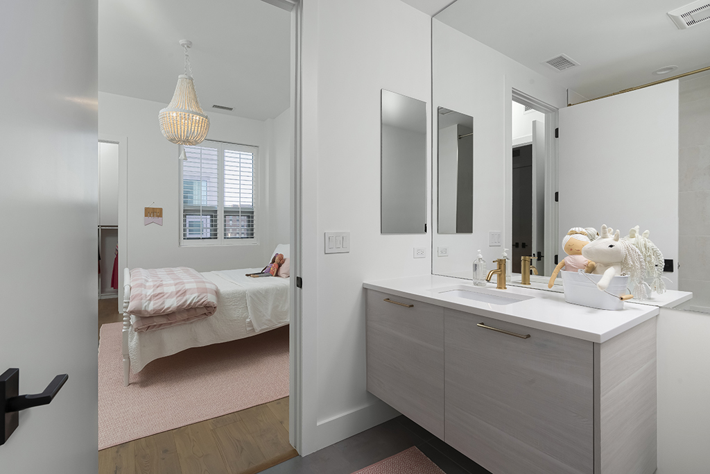 1132 West Adams Street, Unit 5W Chicago, IL 60607 - Photo 14 of 26 a en suite bathroom with a sink and mirror