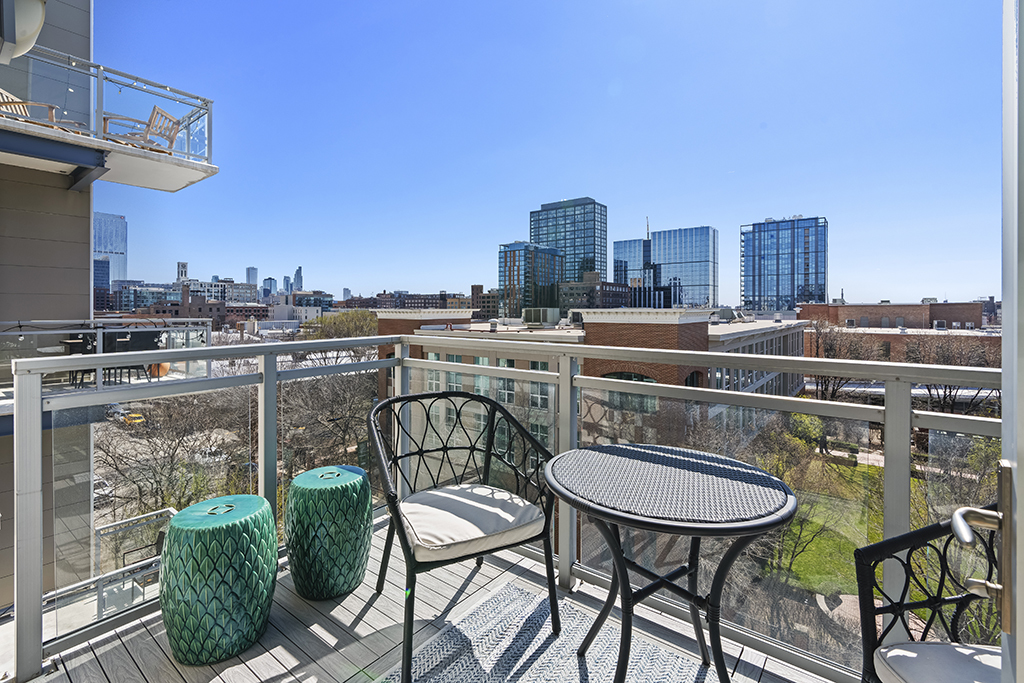 1132 West Adams Street, Unit 5W Chicago, IL 60607 - Photo 23 of 26 a view of a chairs and table in the terrace