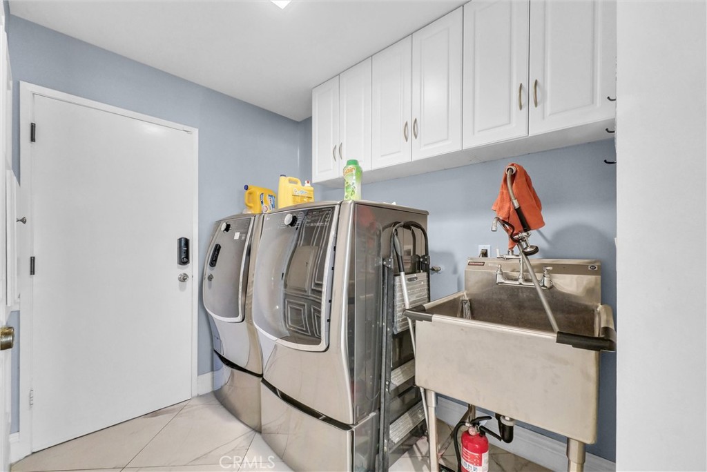 1417 West James Way Anaheim, CA 92801 - Photo 19 of 40 a utility room with dryer and washer