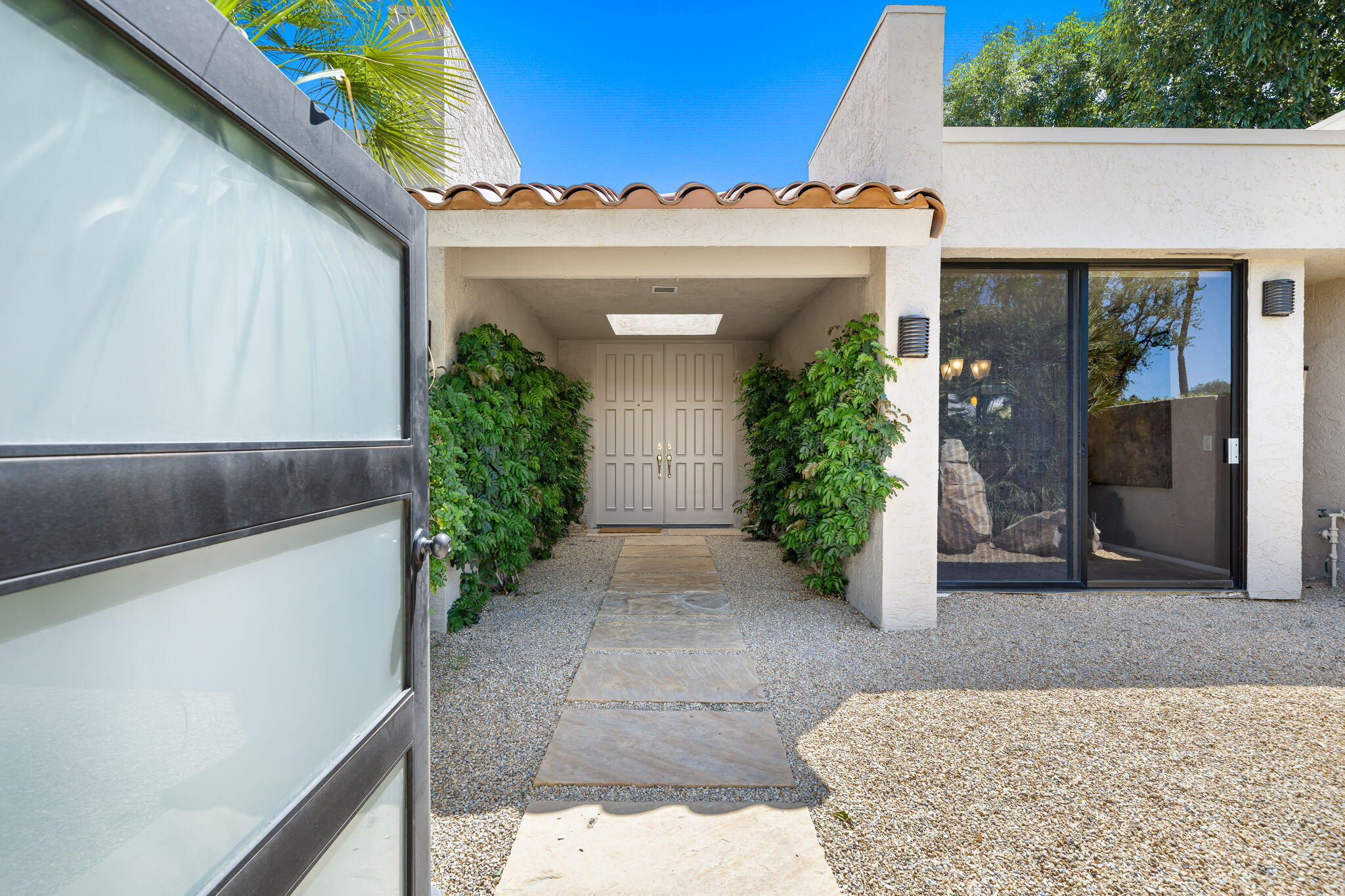 26 Stanford Drive Rancho Mirage, CA 92270 - Photo 29 of 39 a view of a house with potted plants