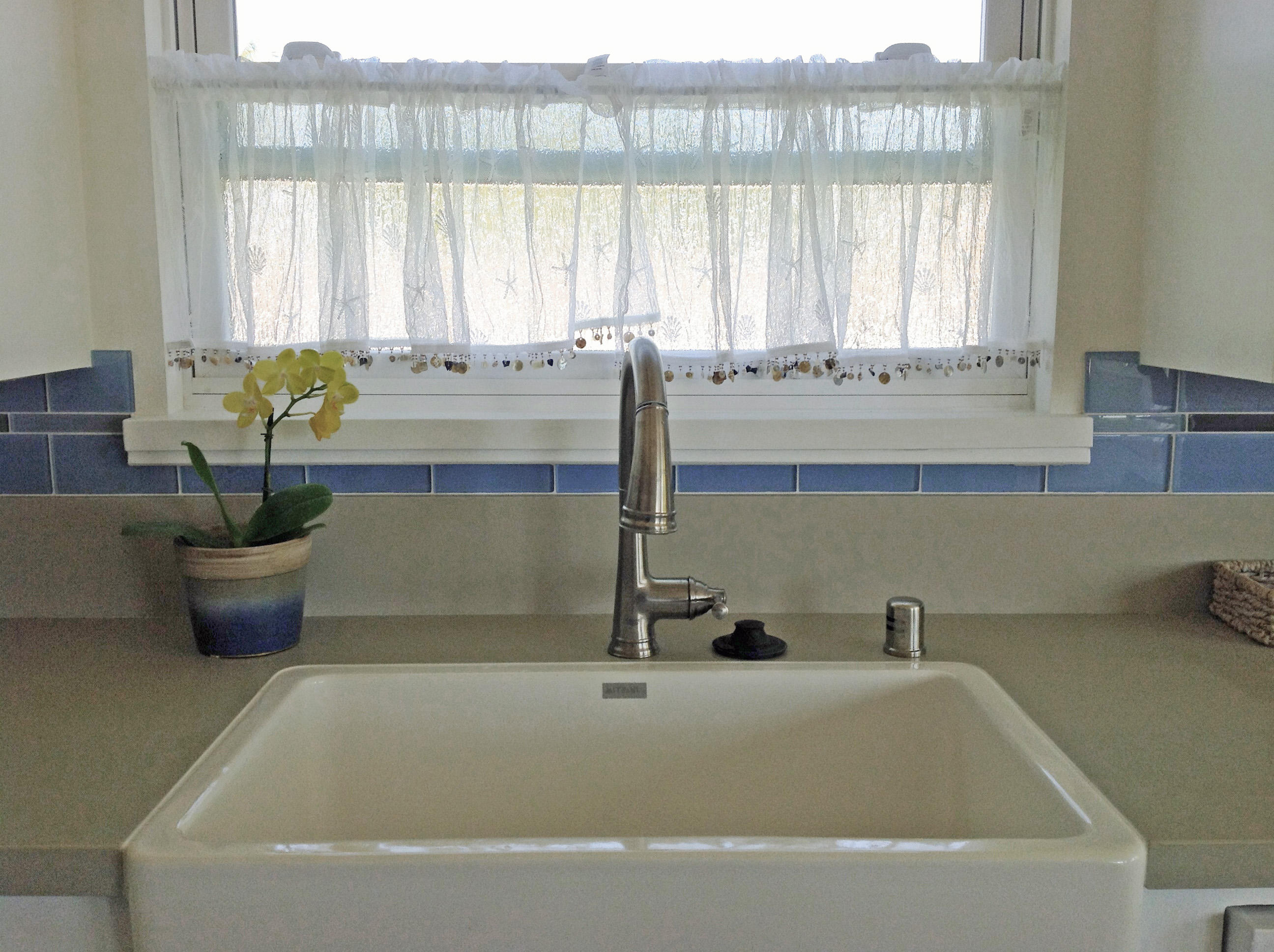 4 Fellowship Circle Santa Barbara, CA 93109 - Photo 15 of 27 a bathroom with a bathtub