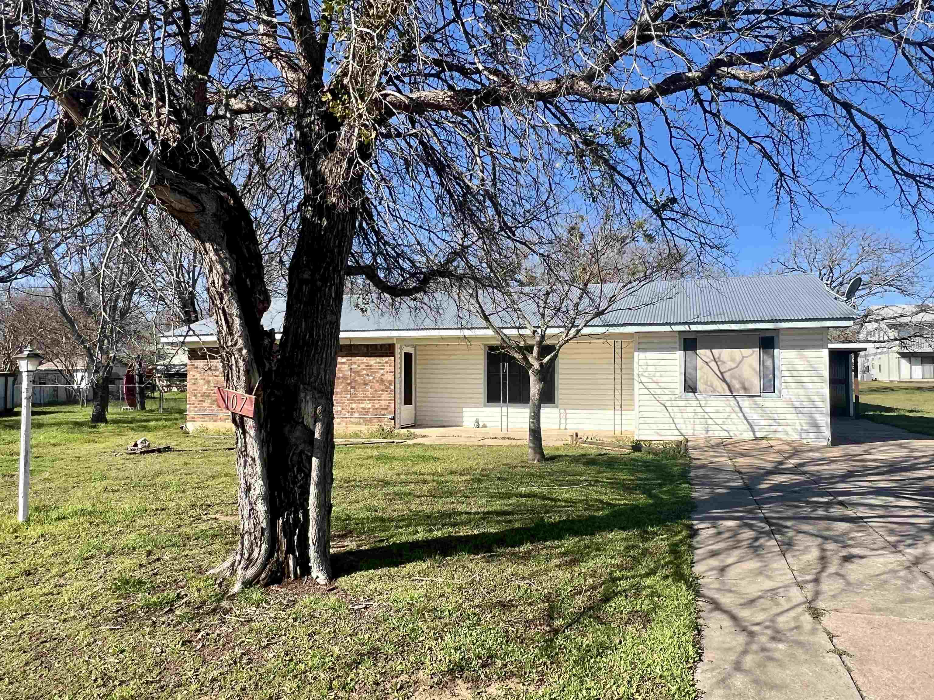 a view of a house with a yard