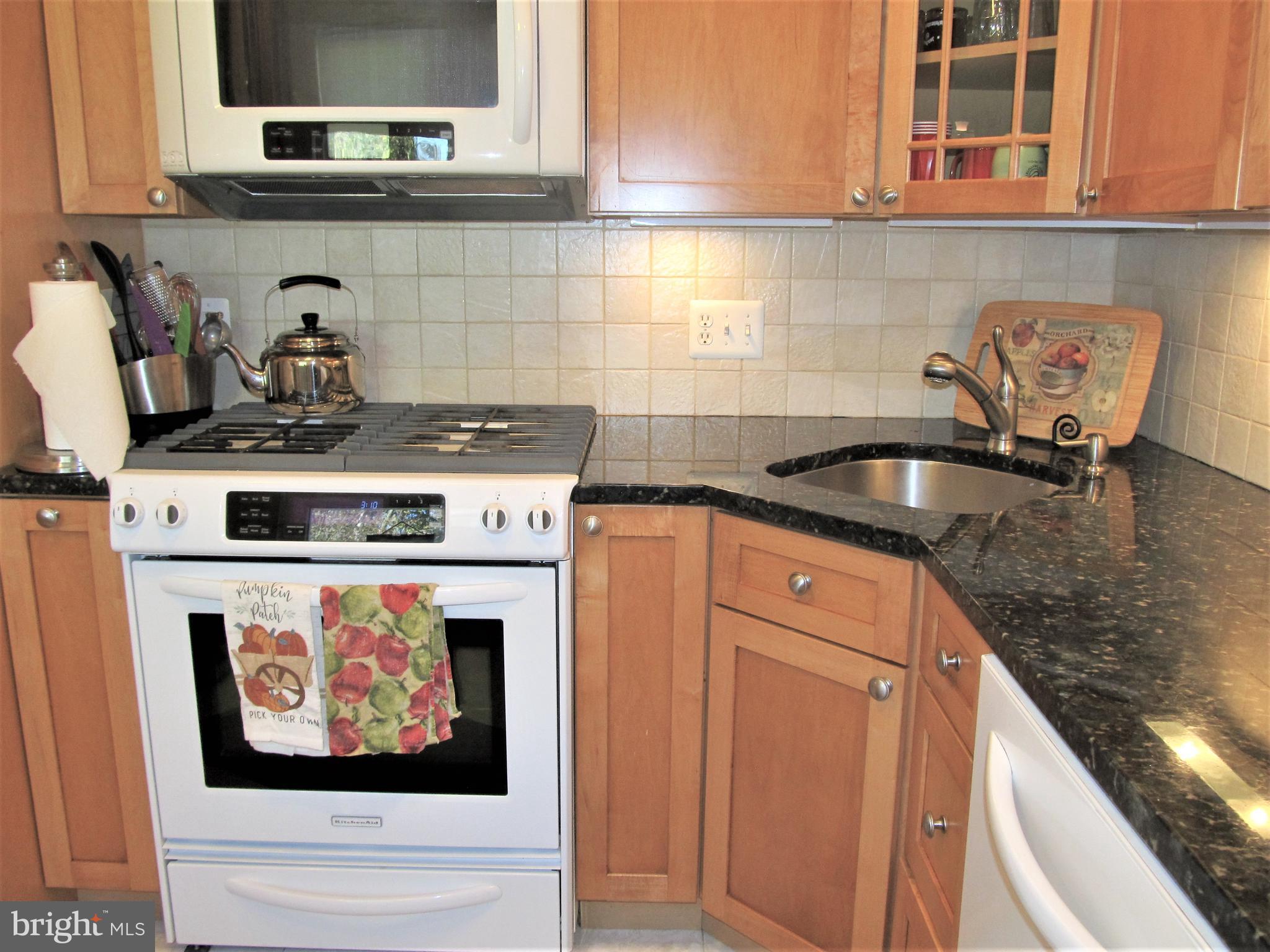 405 Homewood Road Linthicum Heights, MD 21090 - Photo 7 of 44 Maple cabinets with granite counters!