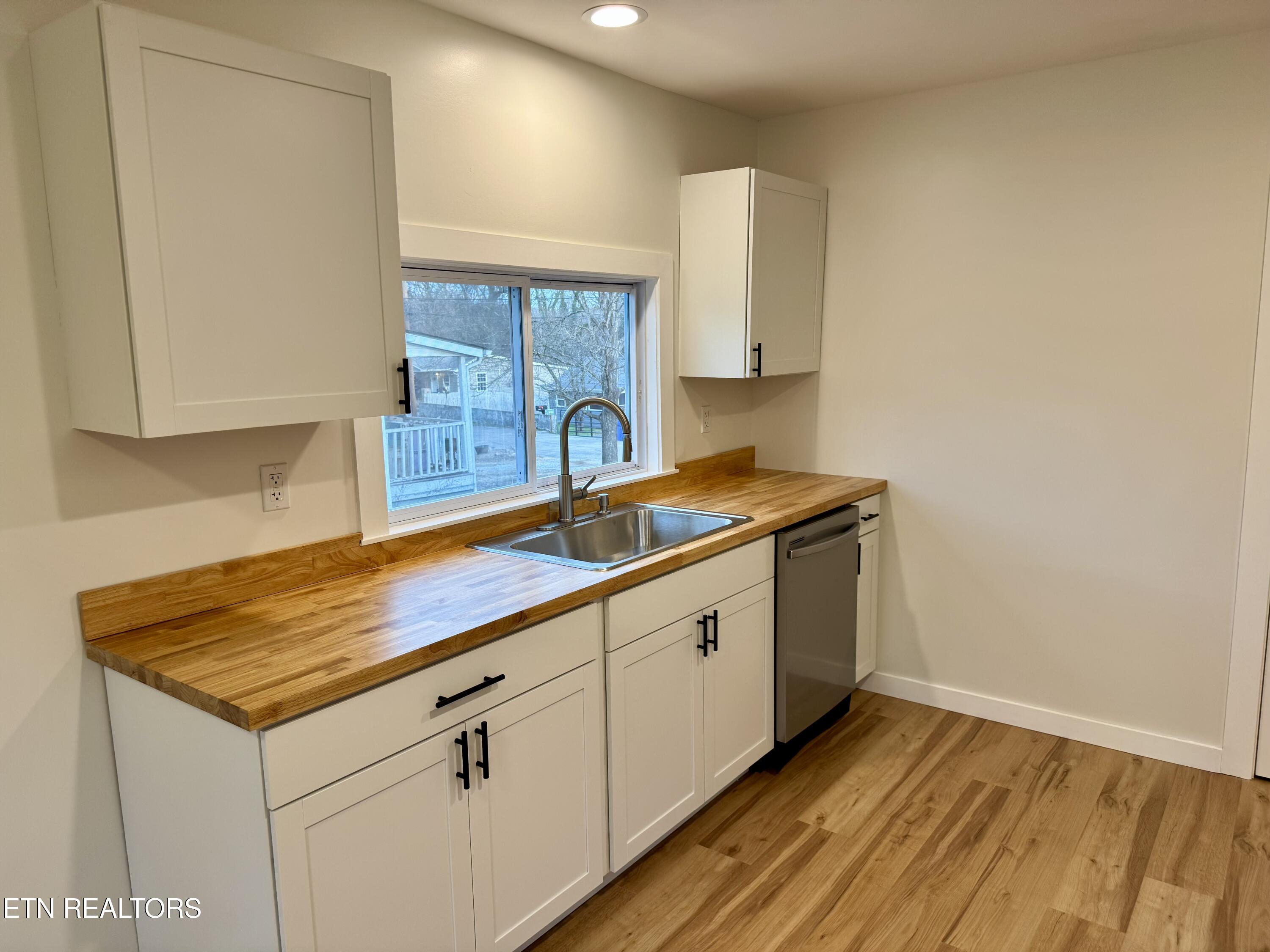 1607 Berry Road Knoxville, TN 37920 - Photo 12 of 32 Kitchen