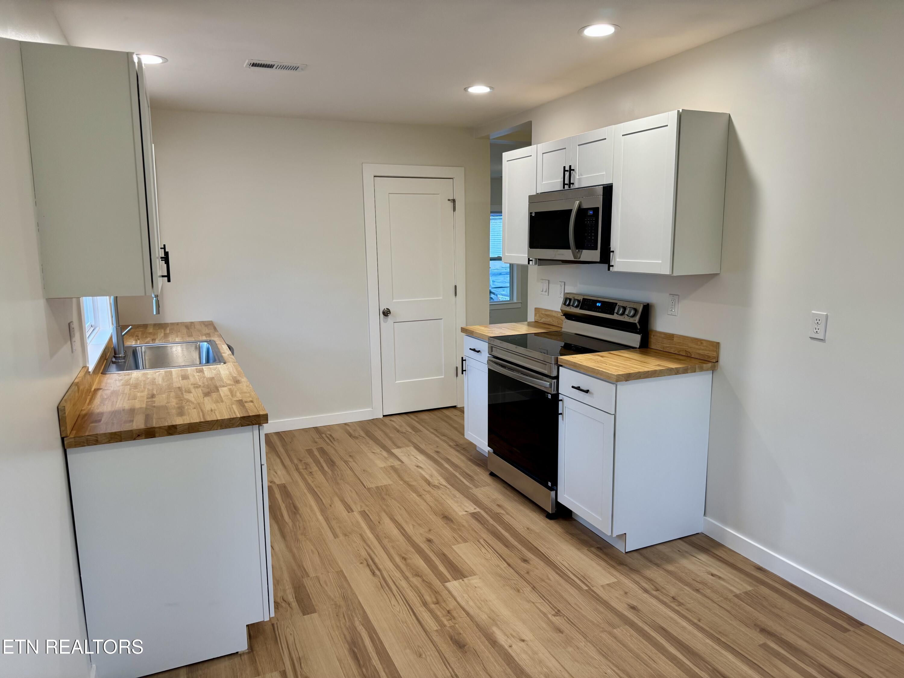 1607 Berry Road Knoxville, TN 37920 - Photo 17 of 32 Kitchen