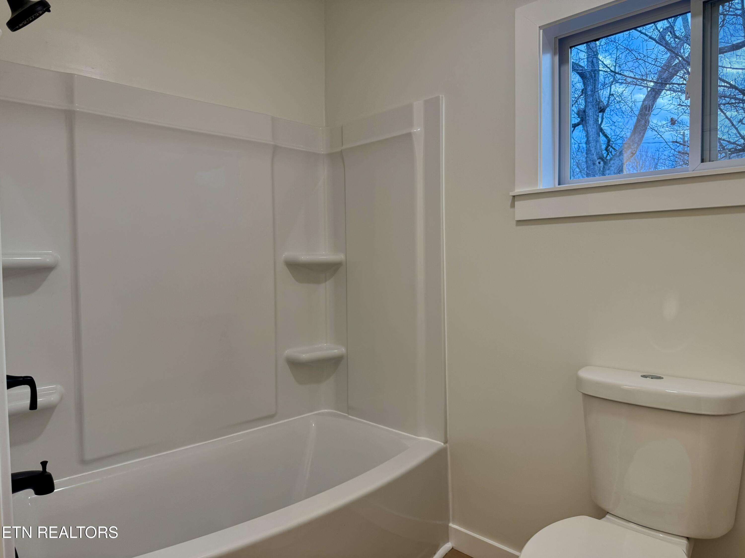 1607 Berry Road Knoxville, TN 37920 - Photo 23 of 32 Bathroom