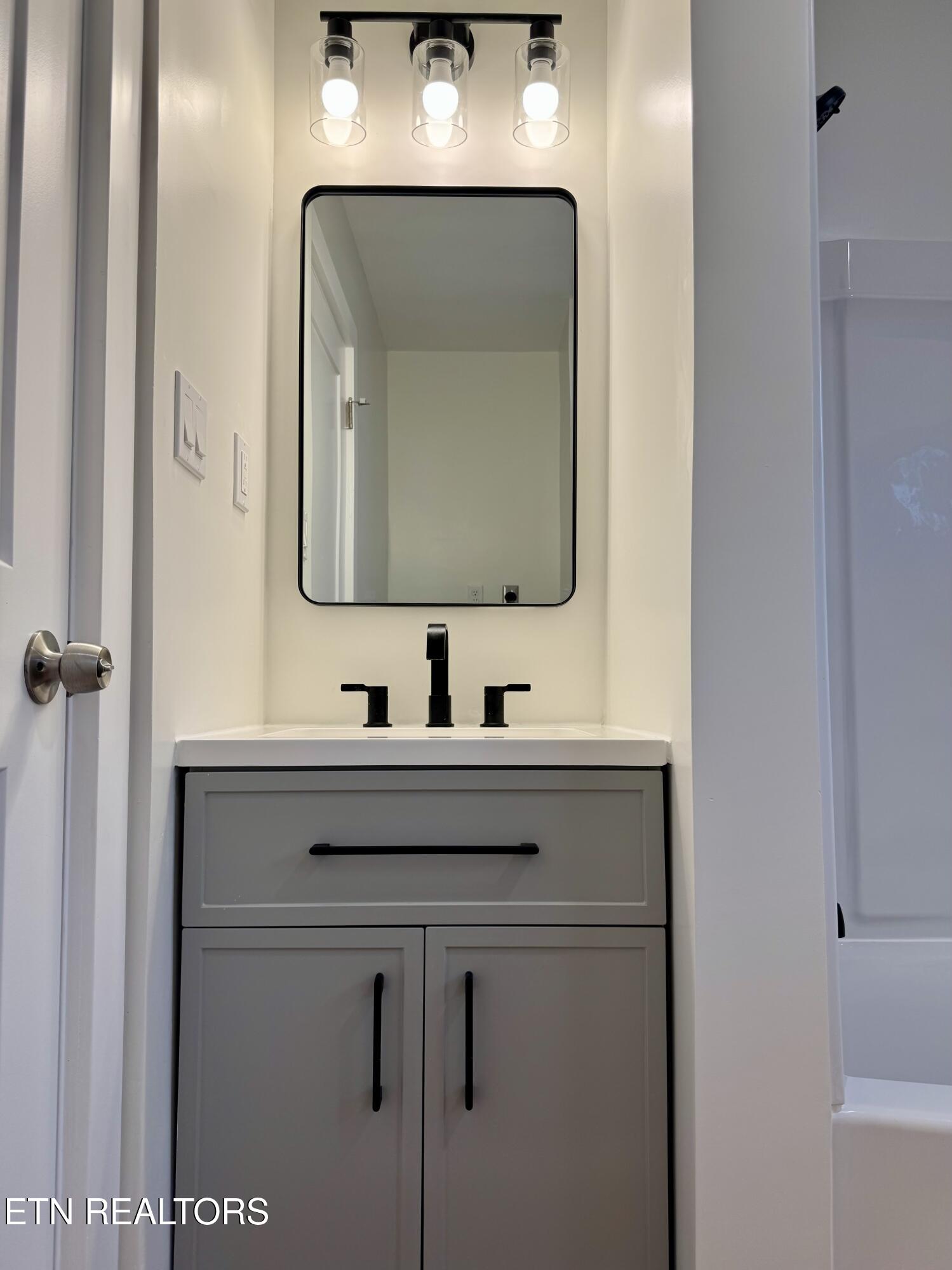 1607 Berry Road Knoxville, TN 37920 - Photo 25 of 32 Bathroom