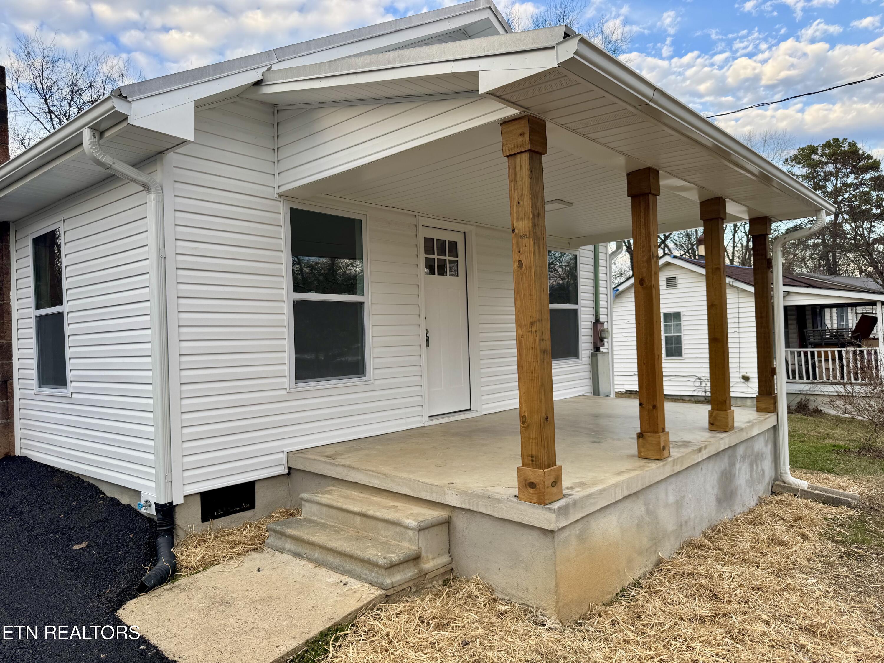 1607 Berry Road Knoxville, TN 37920 - Photo 4 of 32 Front Porch