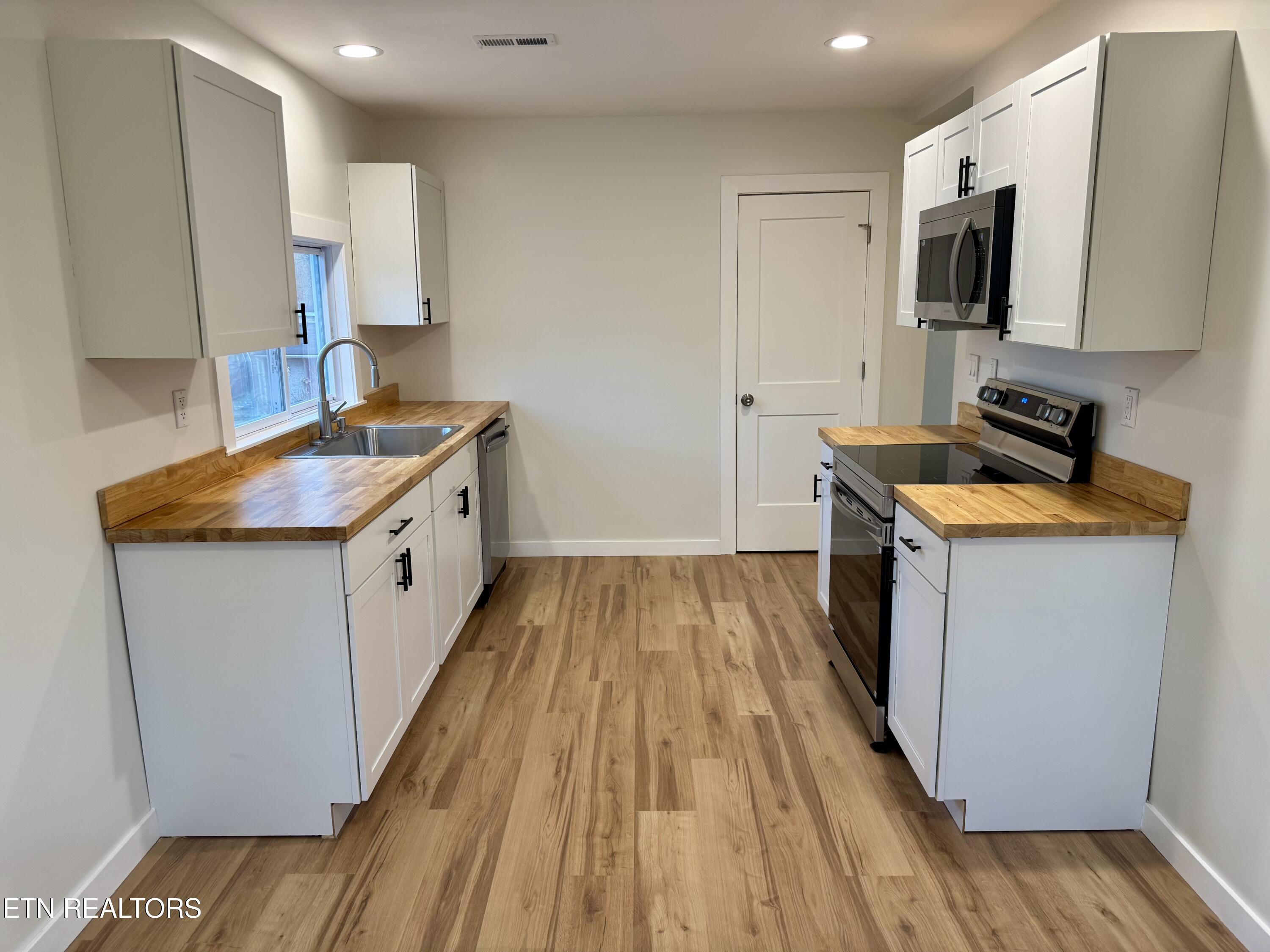 1607 Berry Road Knoxville, TN 37920 - Photo 10 of 32 Kitchen