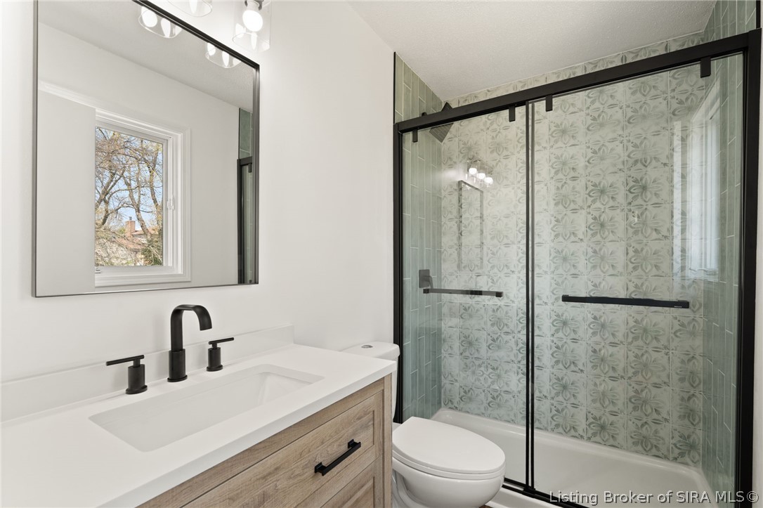 3015 Creek Ridge Drive New Albany, IN 47150 - Photo 11 of 48 Custom Tiled Shower