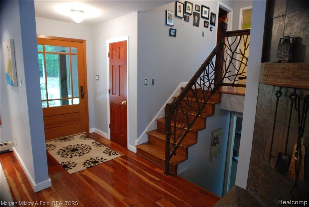 9151 Ellis Road Clarkston, MI 48348 - Photo 5 of 26 9151 Ellis entryway.jpg