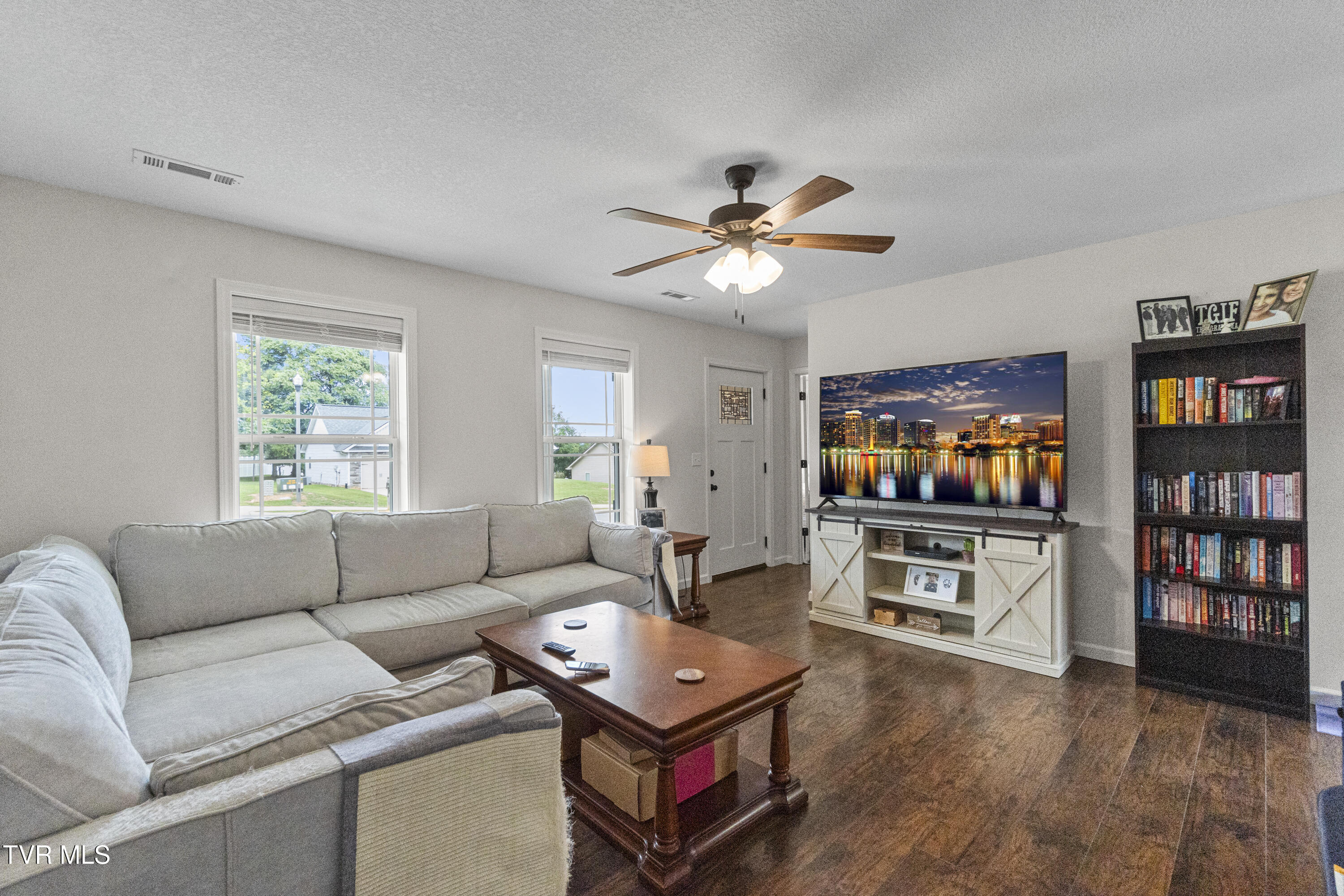 1864 Limestone Path Morristown, TN 37814 - Photo 3 of 49 Living
