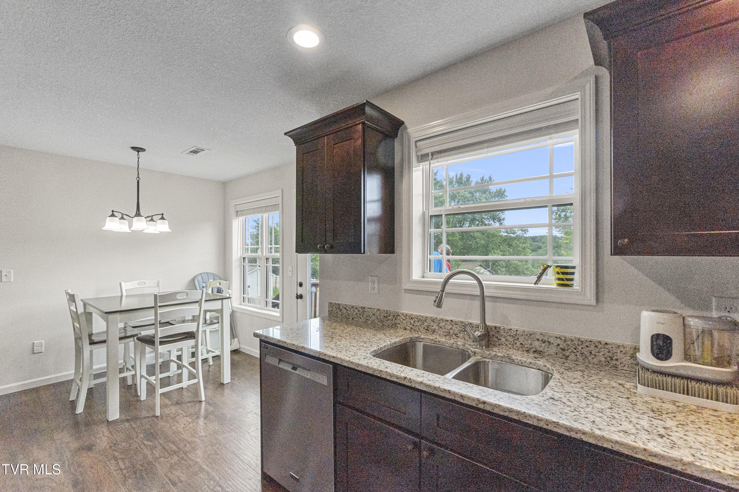 1864 Limestone Path Morristown, TN 37814 - Photo 5 of 49 Kitchen & DiningDSC03434