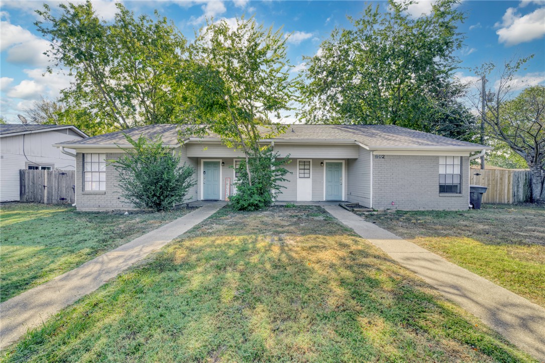 Ranch-style house with a front yard