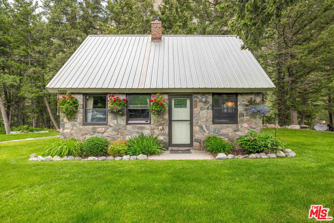 64050 Gallatin Road Gallatin Gateway, MT 59730 - Photo 21 of 55 a backyard of a house with table and chairs