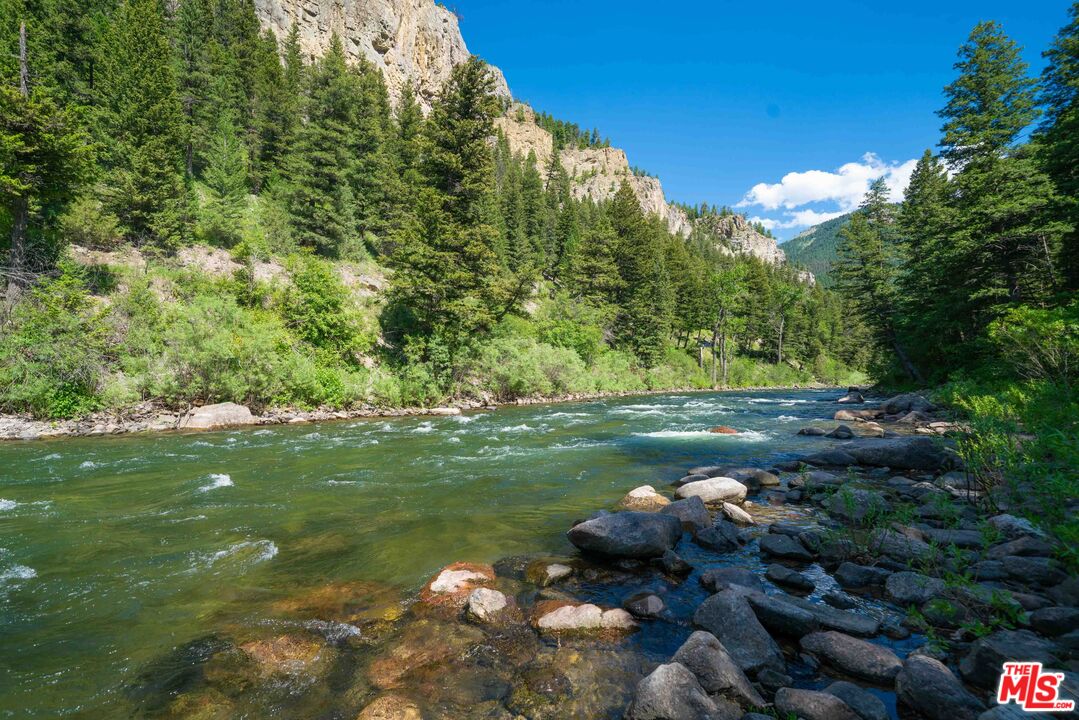 64050 Gallatin Road Gallatin Gateway, MT 59730 - Photo 38 of 55 a backyard of a house with lots of green space