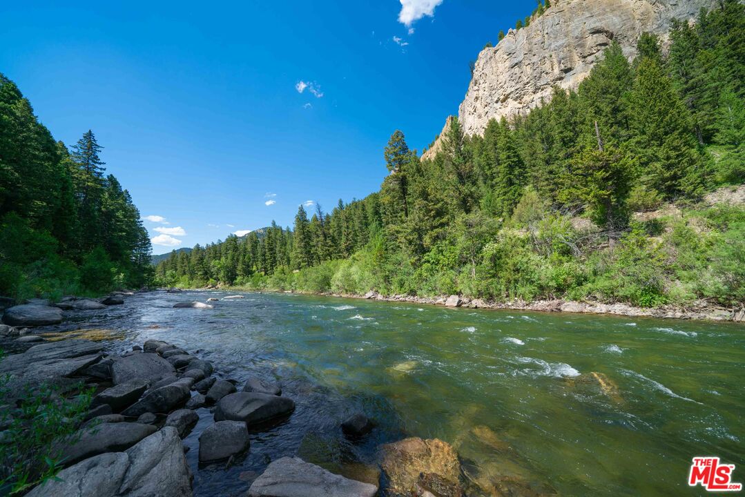 64050 Gallatin Road Gallatin Gateway, MT 59730 - Photo 41 of 55 a backyard of a house with lots of green space