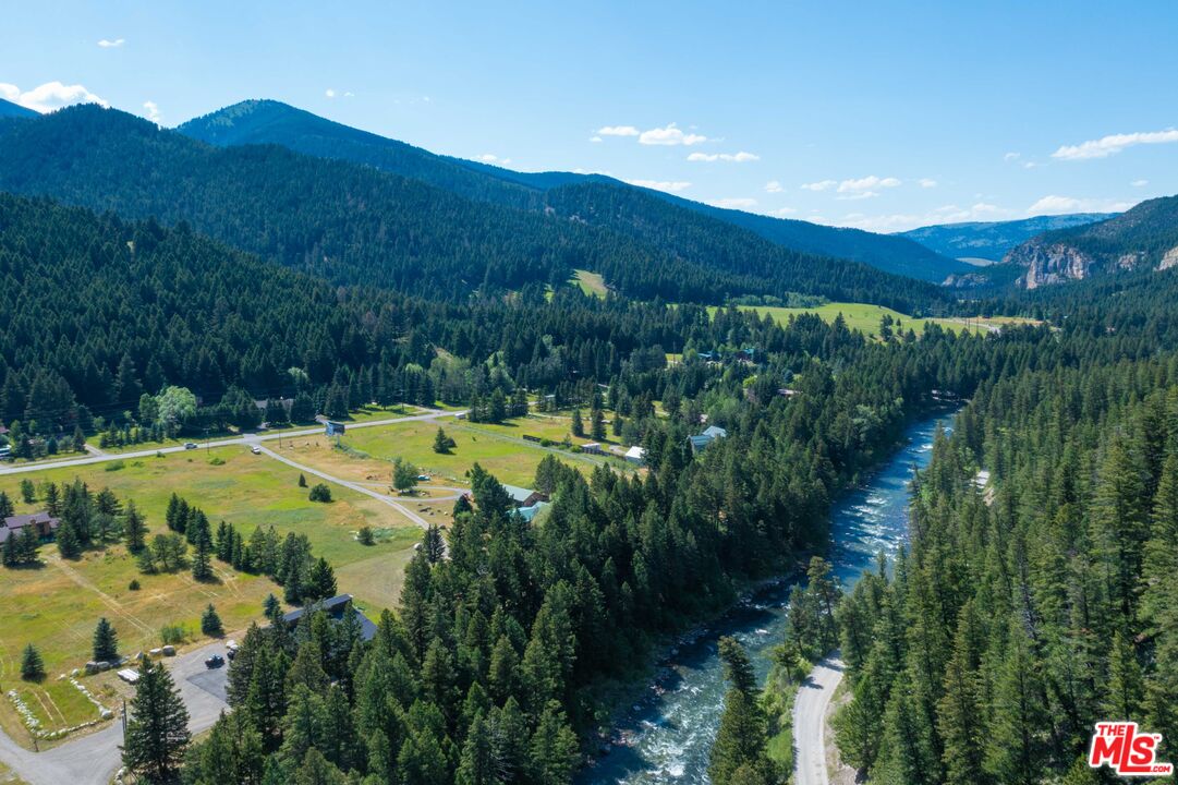64050 Gallatin Road Gallatin Gateway, MT 59730 - Photo 52 of 55 a view of a back yard