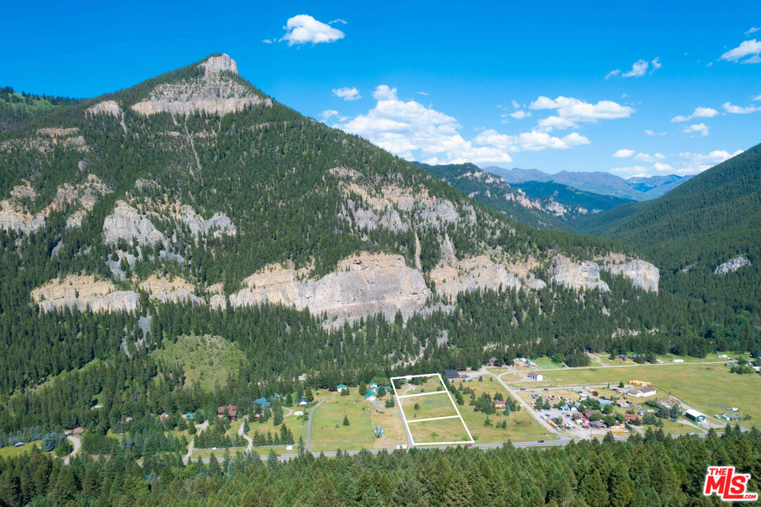 64050 Gallatin Road Gallatin Gateway, MT 59730 - Photo 53 of 55 a view of a city
