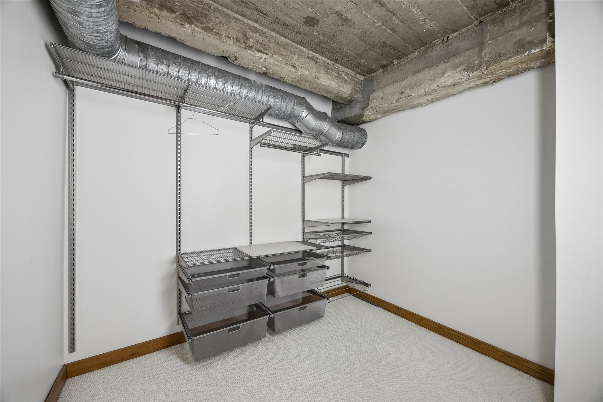 915 Franklin Street, Unit 9L Houston, TX 77002 - Photo 32 of 50 Primary Bedroom walk in closet.