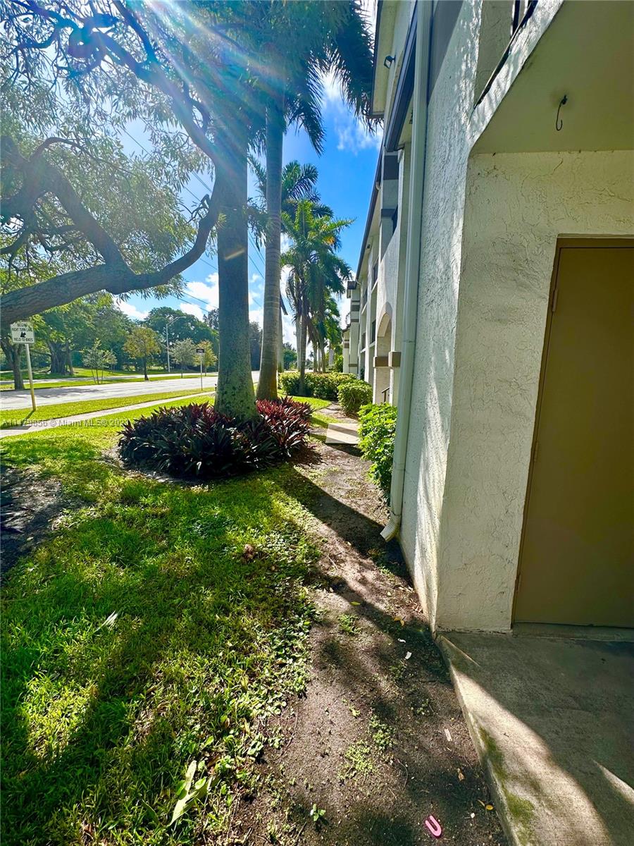 530 South Park Road, Unit 1711 Hollywood, FL 33021 - Photo 20 of 25 a view of a yard with an outdoor space