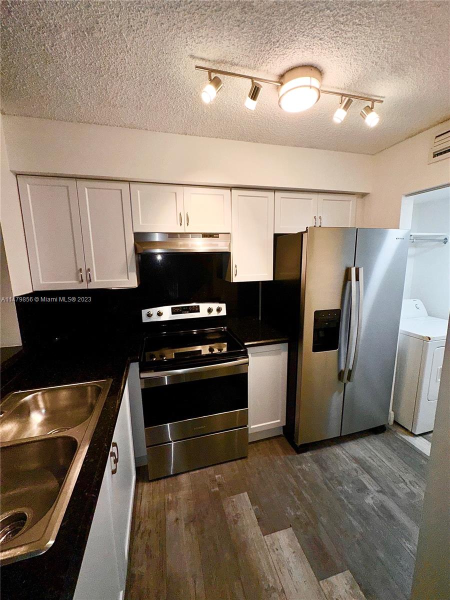 530 South Park Road, Unit 1711 Hollywood, FL 33021 - Photo 3 of 25 a kitchen with refrigerator and stove