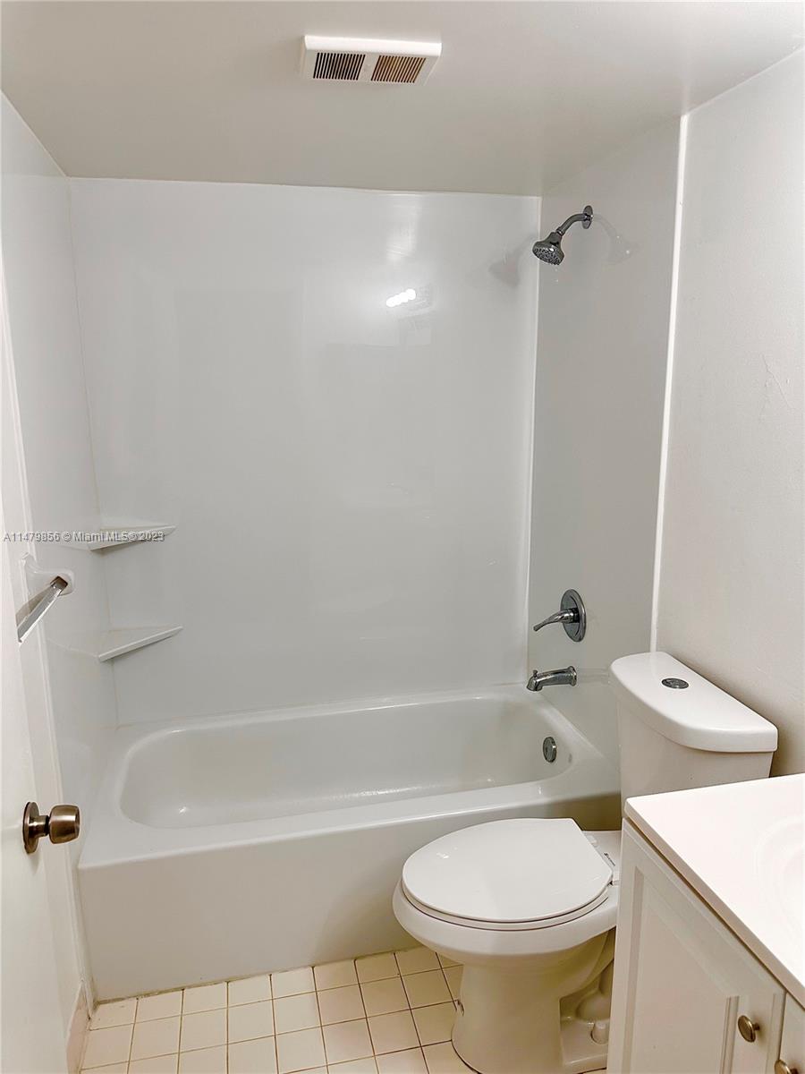 530 South Park Road, Unit 1711 Hollywood, FL 33021 - Photo 9 of 25 a bathroom with a sink a toilet and a bathtub