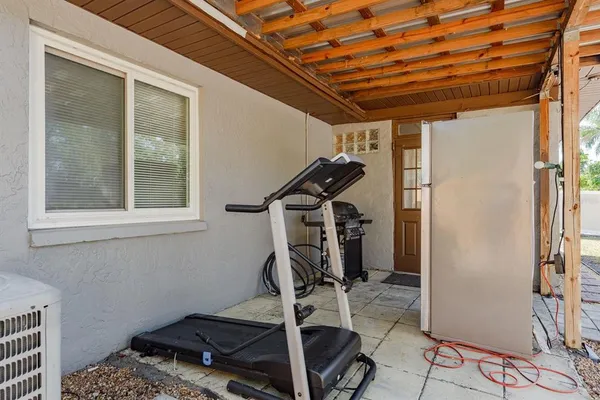 a view of a backyard