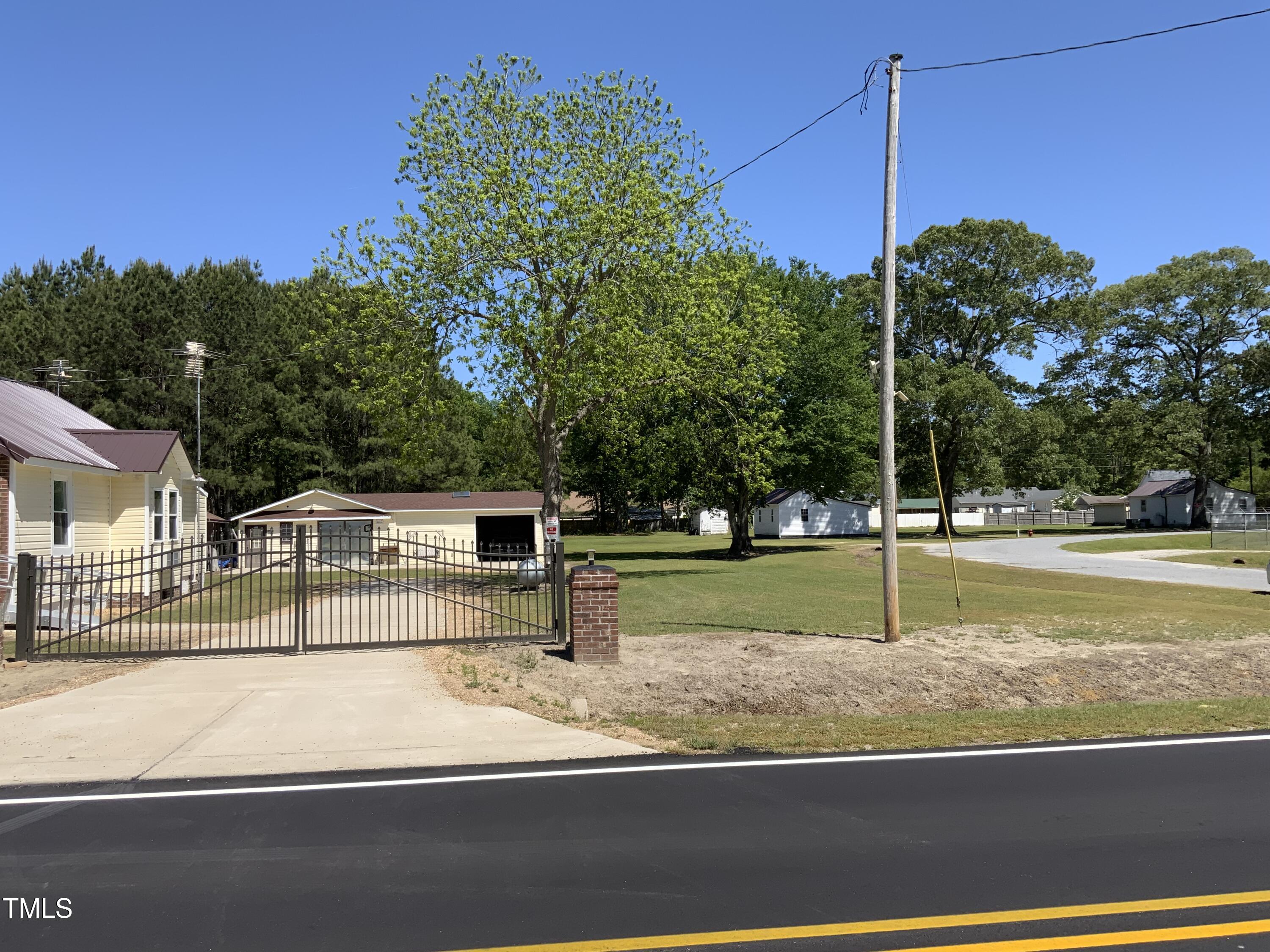 121 Storey Road Murfreesboro, NC 27855 - Photo 3 of 31 a view of a swimming pool with a yard
