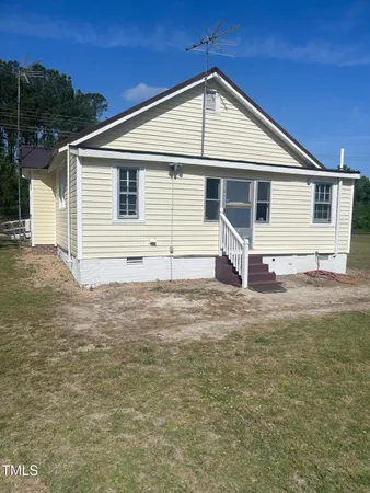 a view of house with backyard