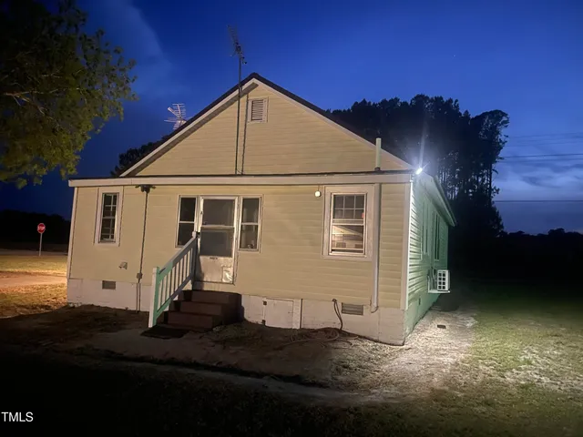a view of a house with backyard and garden